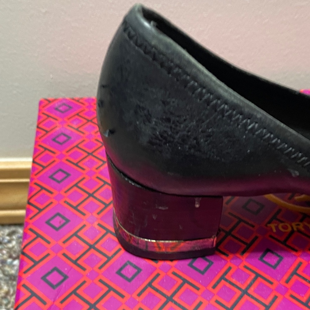Tory Burch Black Leather Pumps with Gold Logo Medallion - Picture 6 of 8